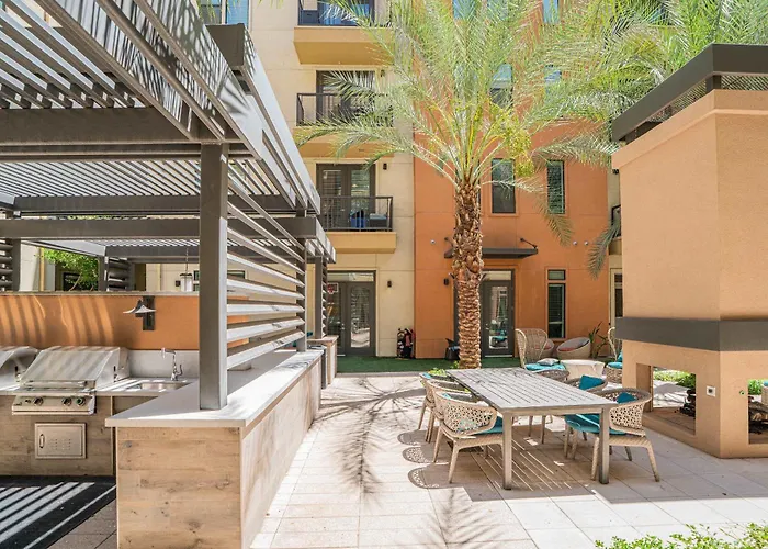 Boulevard Modern Roosevelt Row 2br Pool Gym 5